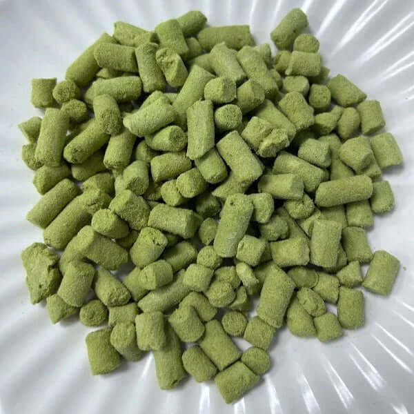 PawDry Freeze-Dried Cat Grass Bites 100g in a bowl, high-fiber treats for digestive health and hairball control.