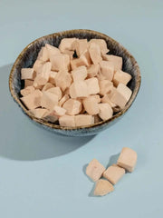 PawDry Freeze-Dried Chicken Bites Pets Treat 100g in a bowl, premium snack for dogs and cats.