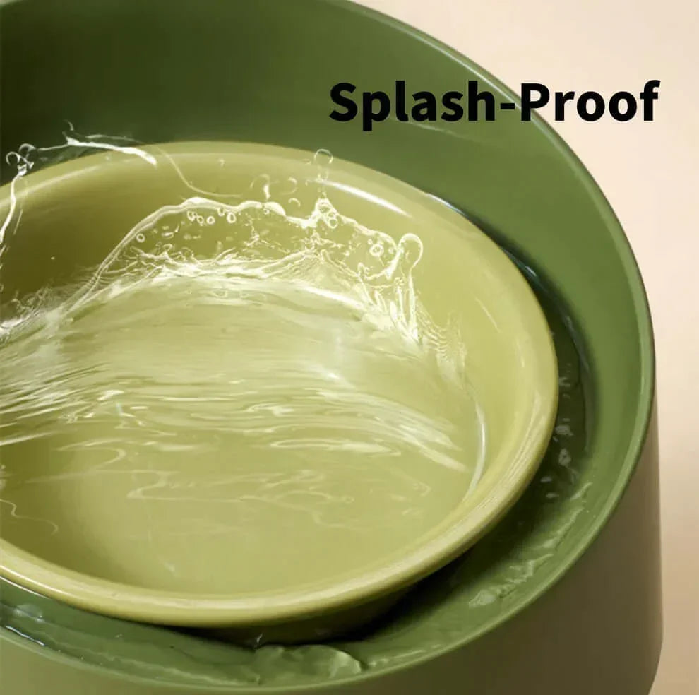 Splash-proof pet bowl with water splashing, ideal for cats and dogs