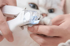 Michu LED light nail clipper for pets Hygiene 2.0 Version being used on a cat's paw for perfect nail trimming.
