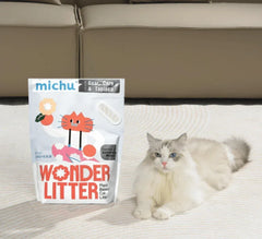 Fluffy cat beside Michu Wonder Litter bag, plant-based cat litter for automatic boxes