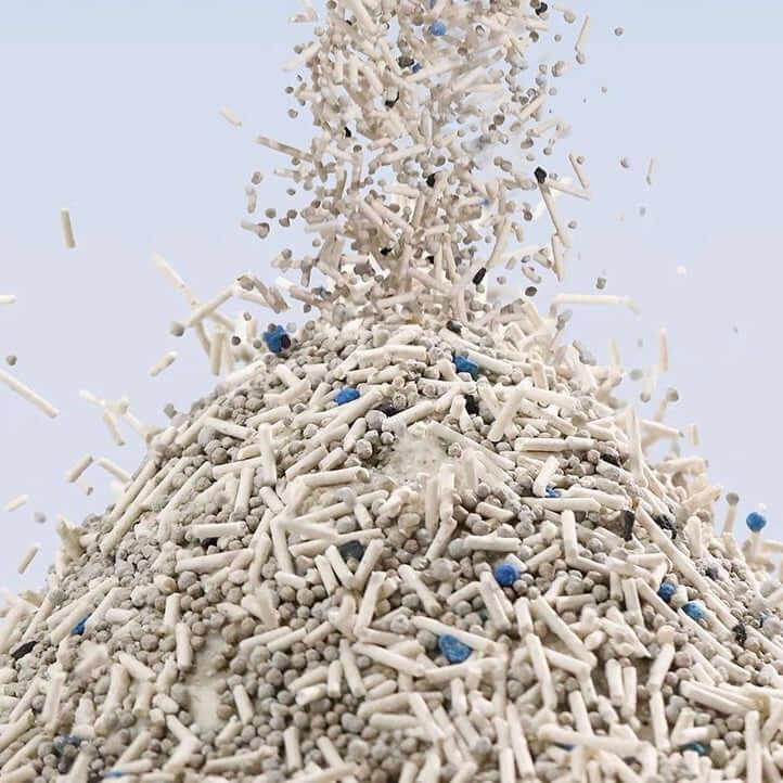 Clumping cat litter with blue odor-control beads, ideal for pet owners seeking clean, effective kitty litter.