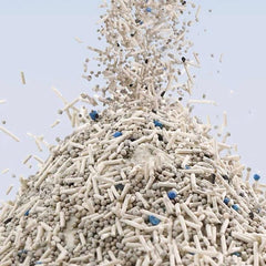 Clumping cat litter with blue odor-control beads, ideal for pet owners seeking clean, effective kitty litter.