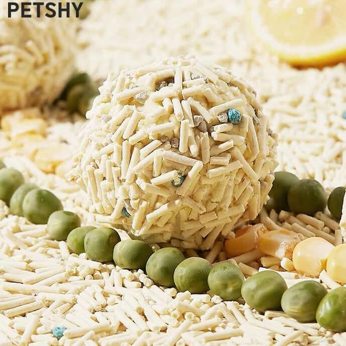 Pet treat ball with sprinkles and peas, ideal for dogs and cats