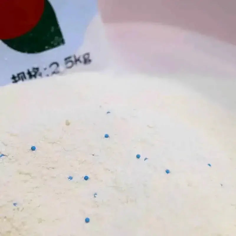 White cat litter with blue indicator beads, 2.5kg bag for odor control and clumping