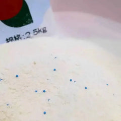 White cat litter with blue indicator beads, 2.5kg bag for odor control and clumping